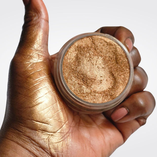 A bronze shimmer powder for face and body. Finely milled, lightweight formula delivers a luminous, radiant glow for all skin tones.