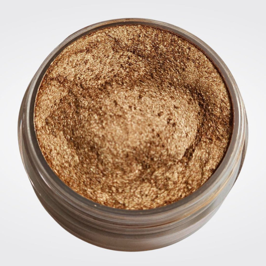 A bronze shimmer powder for face and body. Finely milled, lightweight formula delivers a luminous, radiant glow for all skin tones.