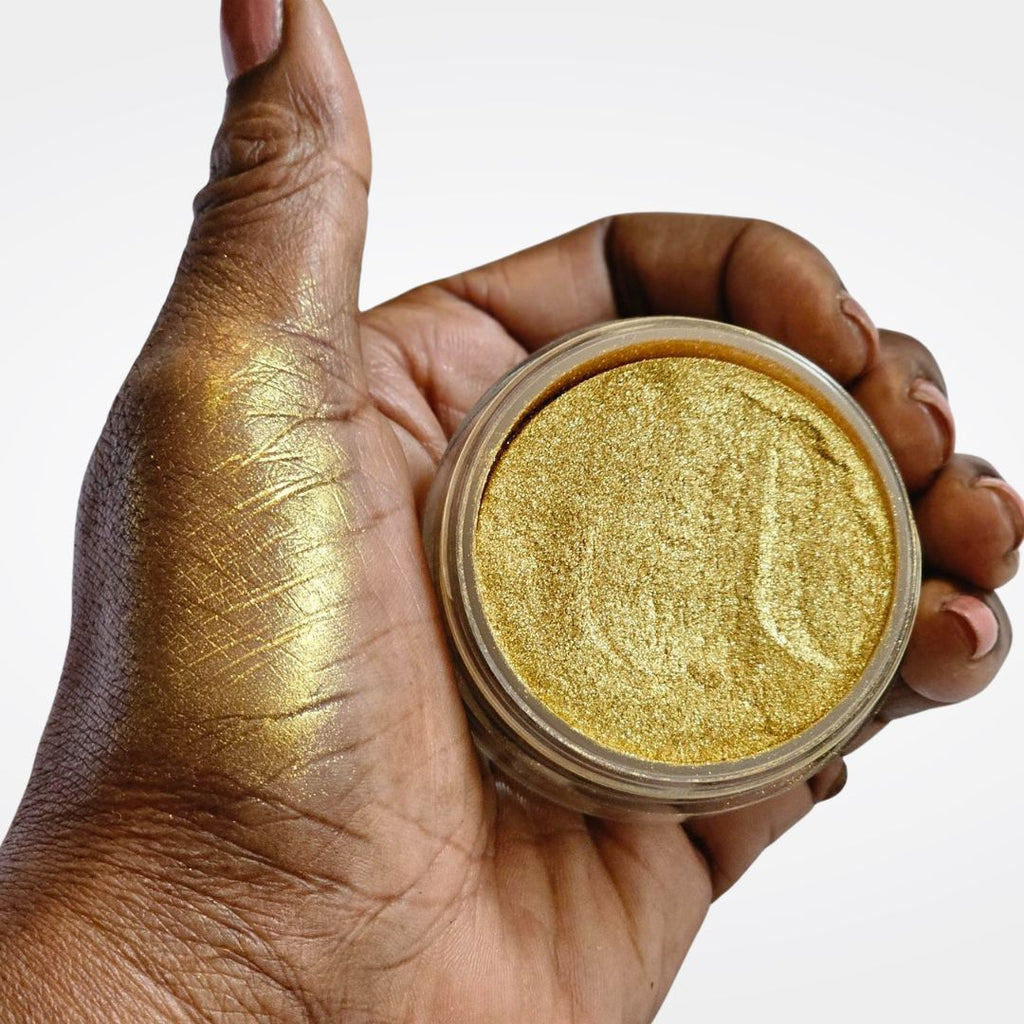 JuliemanGLOW Loose Highlighter Swatch. A pearlized, golden shimmering Loose Highlighter that delivers a luminous golden glow to all complexions.