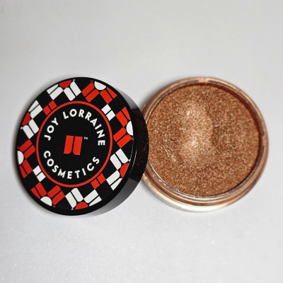 TobaGLOW Highlighter. A pearlized bronze powder that delivers an intense bronze glow on all complexions.